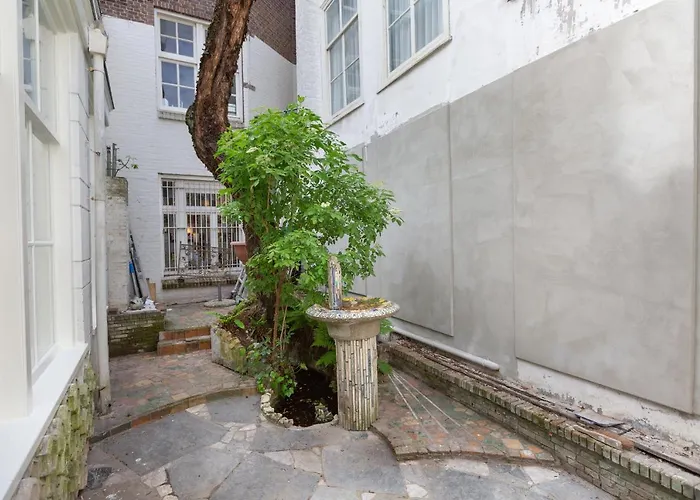 The Golden Gardens - R.q.c. * La Haya